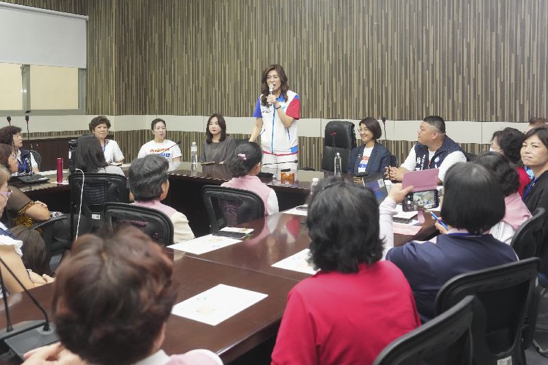 國民黨23日在南投縣議會辦理行動中常會暨小組長授證,黨主席鄭麗文(後立)會後接著出席南投縣婦女菁英領袖研習營暨婦女後援會成立大會。(國民黨南投縣黨部提供)