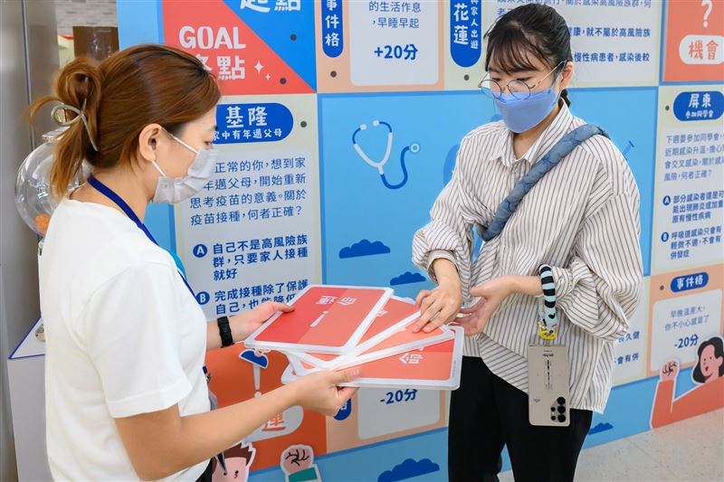 臺中榮總透過衛教展覽設計互動遊戲,讓民眾在趣味體驗中建立呼吸道疾病預防與疫苗防護觀念