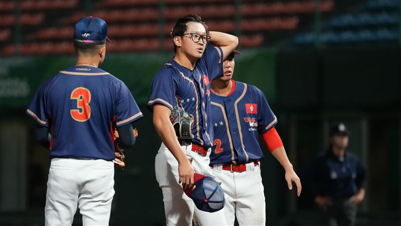 香港隊投手曾健南對李亦崴投出頭部觸身球。(圖/中華奧會提供)