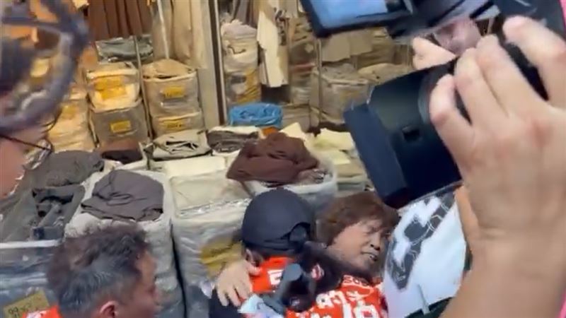今日沈伯洋掃街拜票途中,一位阿嬤不慎跌倒。(圖/Threads@victor31429)