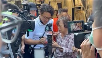 沈伯洋見長輩跌倒急相助　嬤起身秒要簽名