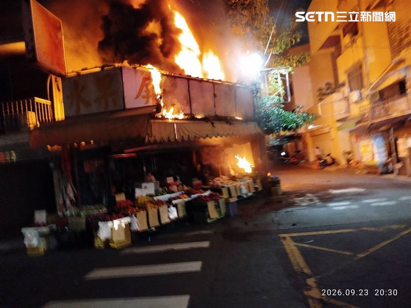 烈焰沖天!嘉義市民宅「全面燃燒」頻傳爆炸聲,警消急灌救。(圖/翻攝畫面)