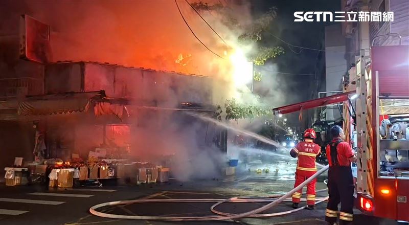烈焰沖天!嘉義市民宅「全面燃燒」頻傳爆炸聲,警消急灌救。(圖/翻攝畫面)