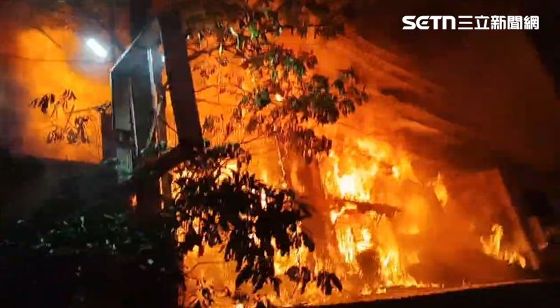 烈焰沖天!嘉義市民宅「全面燃燒」頻傳爆炸聲,警消急灌救。(圖/翻攝畫面)
