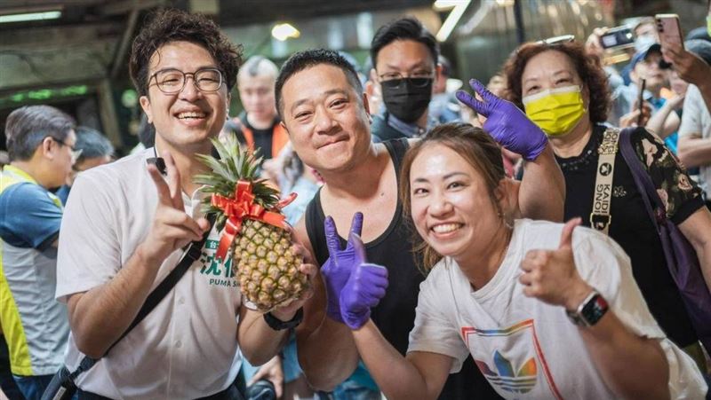 沈伯洋投入台北市長選舉後,呈現出的選舉方式並不完全相同,他選擇了一條截然不同的路線。(圖/翻攝自台北 沈伯洋臉書)