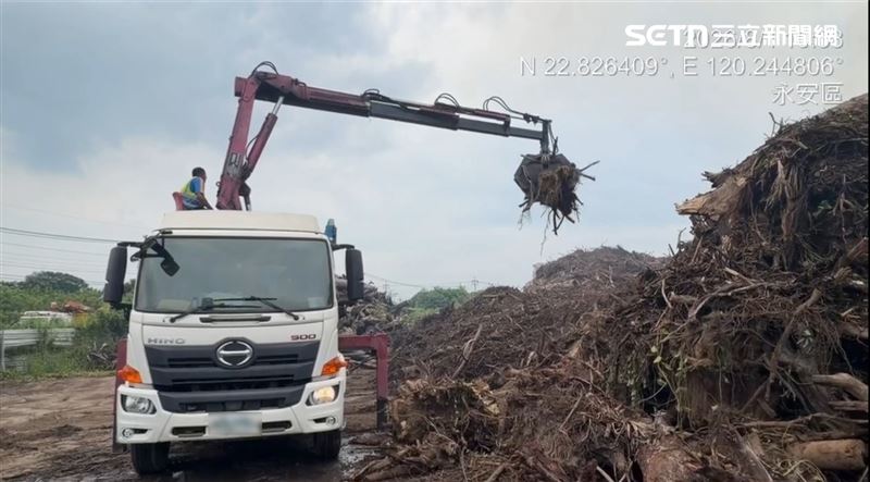 放任永安農地淪「廢柴山」?高市府深夜發聲明還原時間序:烏龍爆料。(圖/翻攝畫面)