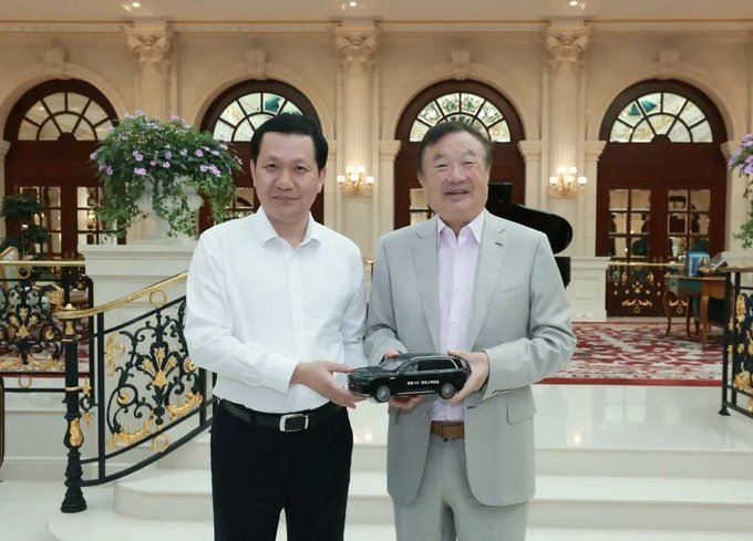華為任正非公開亮相闢謠,會見東風汽車高層。(圖/翻攝自X平台 @santoulang)