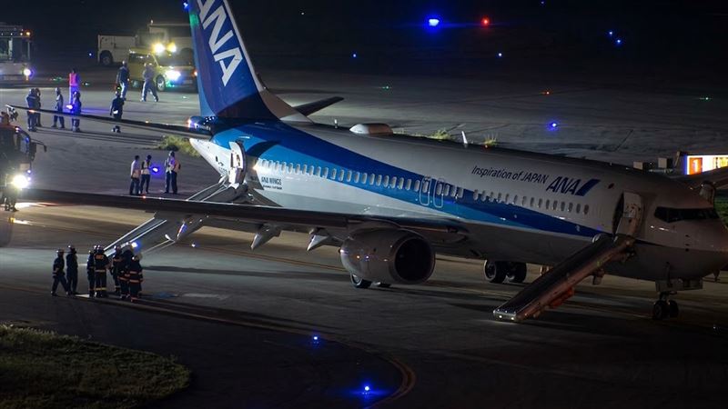全日空右引擎故障迫降那覇機場,機上載有152名乘客透過逃生滑梯完成緊急疏散。(圖/翻攝自TBS YouTube)