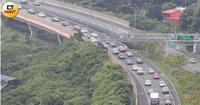 中秋節、教師節連假接連到來,新北市交通局整理國道管制、易壅塞路段及公共運輸優惠資訊。(示意圖)