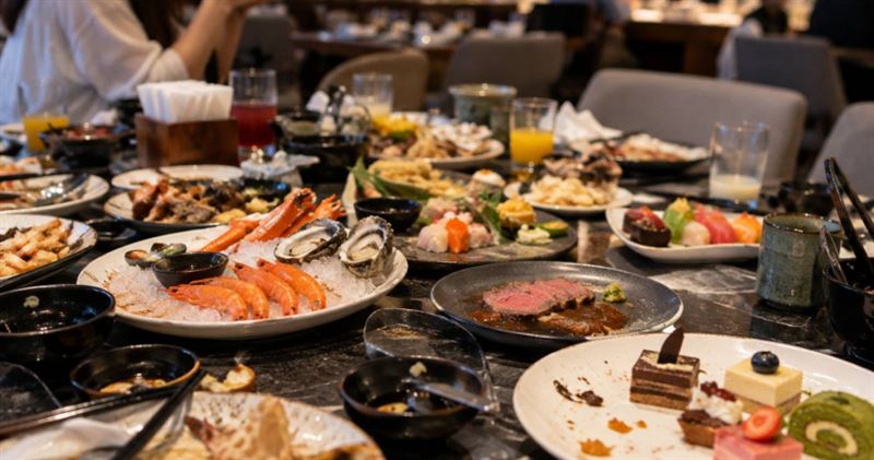 網友到台中新開幕的旭集和食集錦用餐,發現鄰桌拍攝餐點後留下大量食物,其中部分甜點幾乎整盤未動。(示意圖/AI生成)