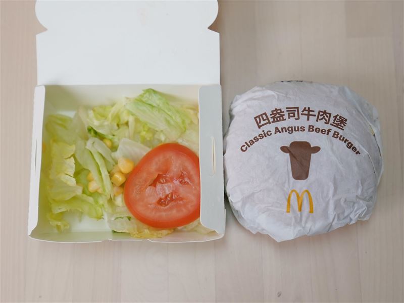 買麥當勞的漢堡、沙拉,蛋白質和纖維都能吃到,以一個正餐來說算完美。(圖/李婉萍營養師提供)