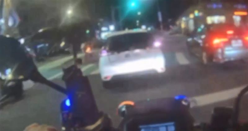 雙方飛車追逐約20分鐘,駕駛從浮洲橋往台65快速道路方向逃逸,導致警方攔檢未果。(圖/翻攝畫面)