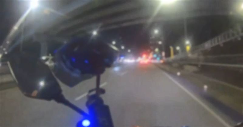 共享汽車駕駛因未依規定使用燈光,且駕駛未繫安全帶,警方巡邏發現,上前要求停車受檢,未料該駕駛拒檢逃逸。(圖/翻攝畫面)