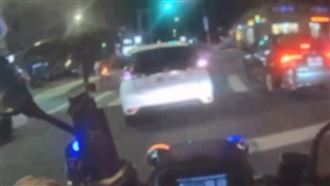 拒檢逃逸在鬧區飛車追逐！警攔截圍捕失敗