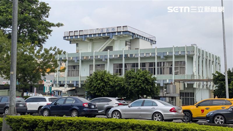 高雄肉品市場位處市中心,半夜殺豬淒厲叫聲及揮之不去的腥臭味長期令人詬病。(圖/翻攝畫面)