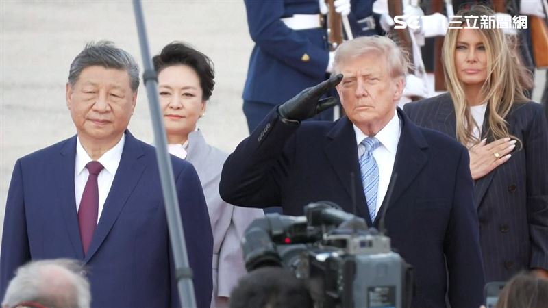 迎習近平!美軍「跪地擦紅毯」12秒畫面曝