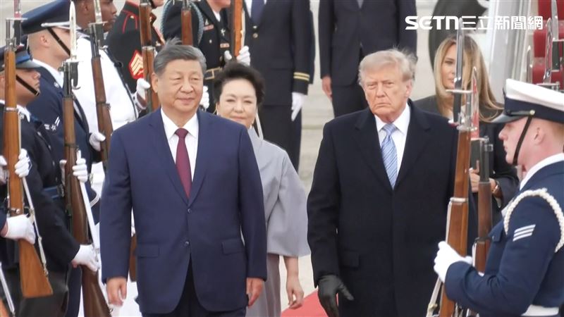 中國國家主席習近平23日傍晚抵達華府,美國總統川普這次親自接機,以盛大排場歡迎。(圖/AP授權)