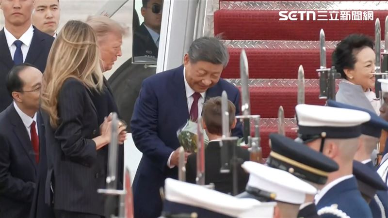 美國總統川普(Donald Trump)與第一夫人梅蘭妮亞(Melania Trump)親自前往安德魯聯合基地迎接。(圖/AP授權)