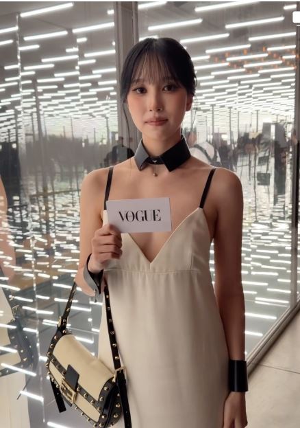 Mina一身白色細肩帶禮服亮相，搭配低胸、大露背設計。（圖／翻攝自IG）
