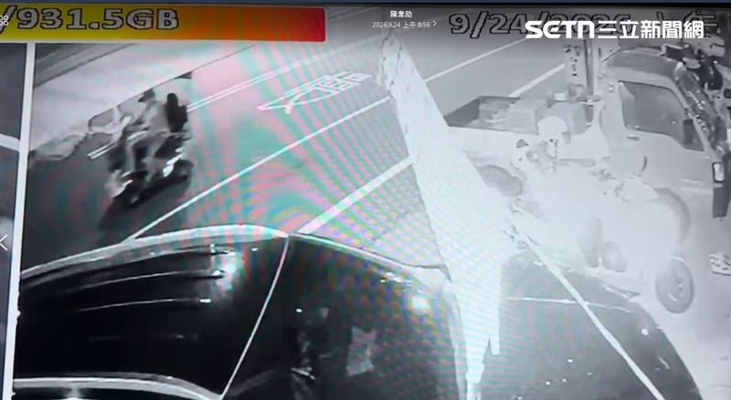 張翁騎乘電動輔助車外出,疑沿著車道逆向,遭酒駕的蕭男撞擊身亡。(圖/翻攝畫面)