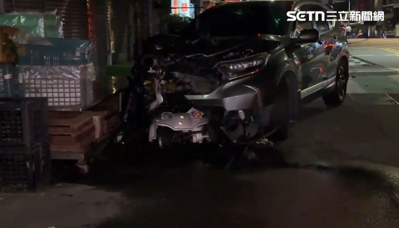 張翁騎乘電動輔助車外出,疑沿著車道逆向,遭酒駕的蕭男撞擊身亡。(圖/翻攝畫面)