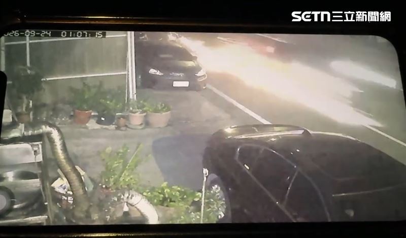 張翁騎乘電動輔助車外出,疑沿著車道逆向,遭酒駕的蕭男撞擊身亡。(圖/翻攝畫面)