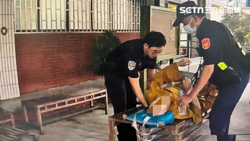 一名比丘22日搭乘自強號南下途中,突然全身無力癱軟倒臥車廂玄關。(圖/翻攝畫面)