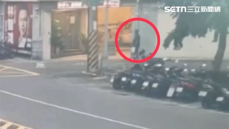 48歲蘇姓男子大搖大擺走進佛舍,在四面佛眼皮下偷走1萬元香油錢。(圖/翻攝畫面)