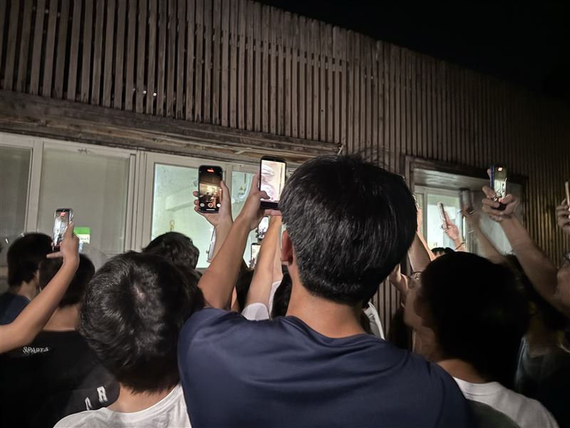 台大男一舍昨日晚間百名男學生聚集於浴室外,蹲點抓到疑似在浴室大便的兇手。(圖/翻攝自Threads @mickfu0819)