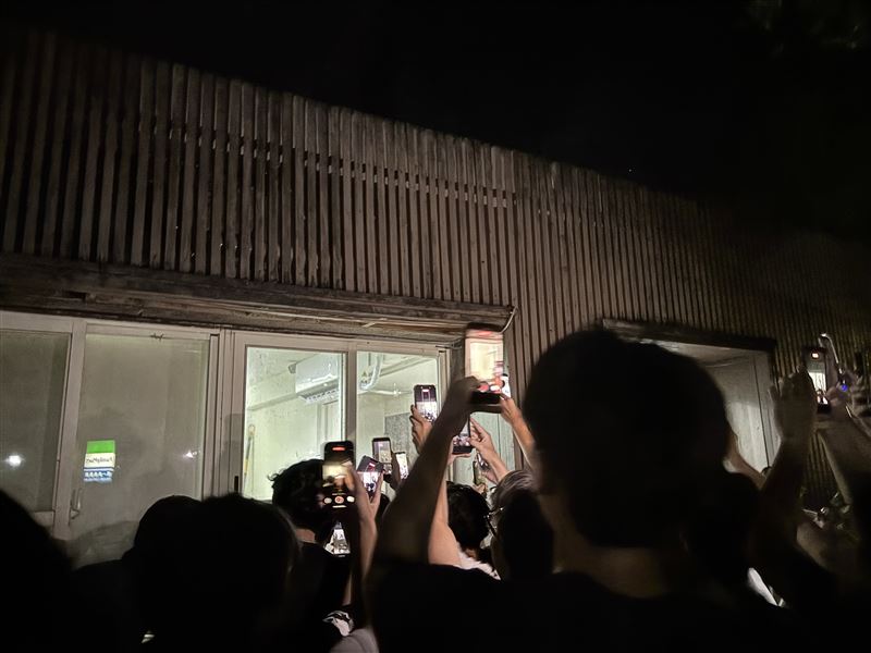 台大男一舍昨(24)日晚間百名男學生聚集於浴室外,蹲點抓到疑似在浴室大便的兇手。(圖/翻攝自Threads @mickfu0819)