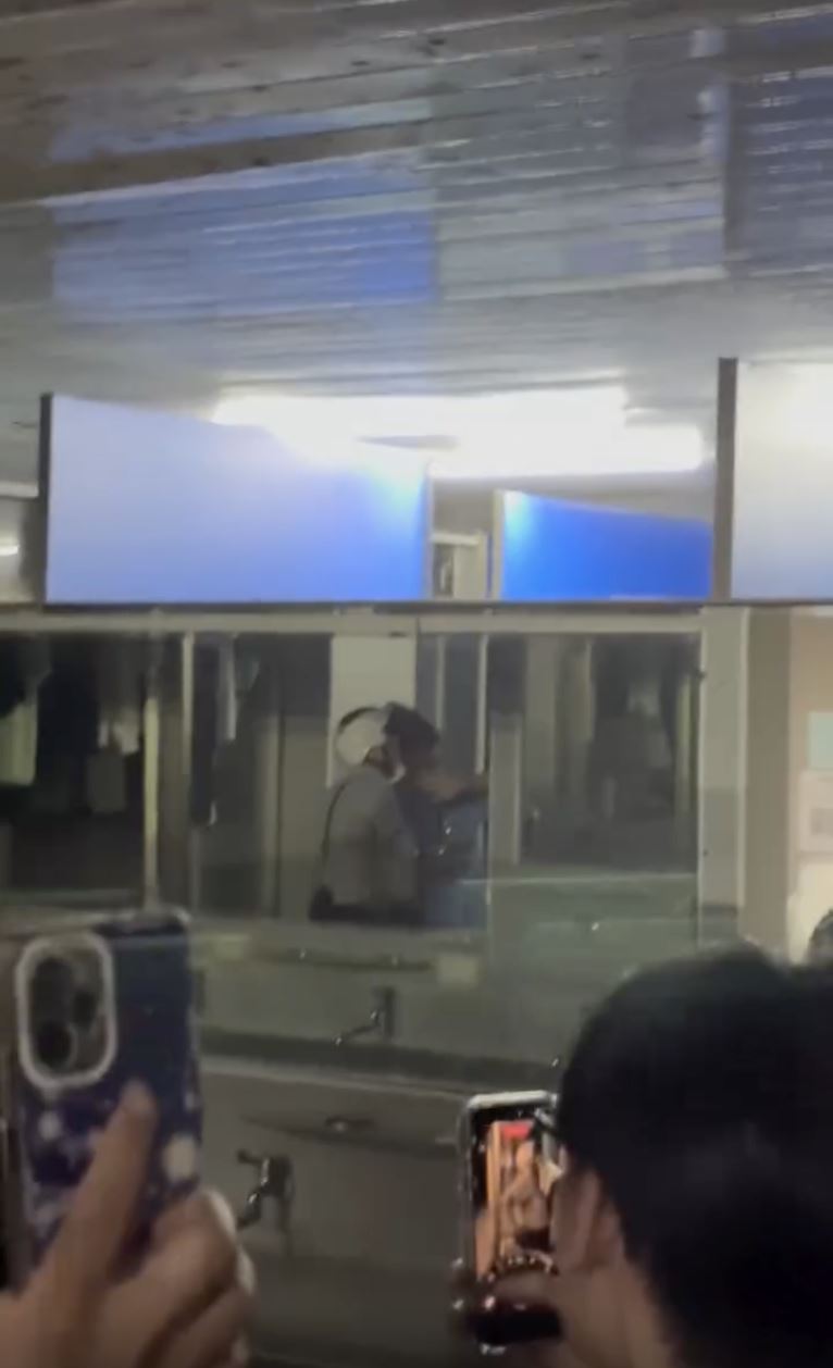 台大男一舍昨(24)日晚間百名男學生聚集於浴室外,蹲點抓到疑似在浴室大便的兇手。(圖/翻攝自Threads @mickfu0819)