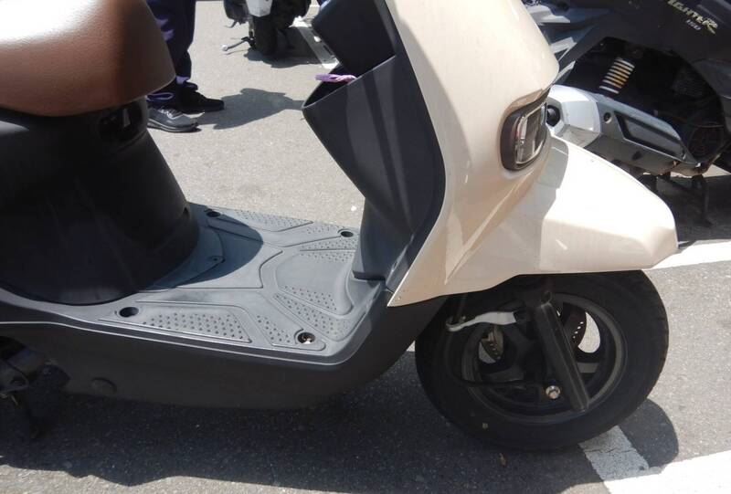 機車右側車身與後照鏡均有明顯刮痕,車上的安全帽也因重摔受損。(圖/翻攝畫面)