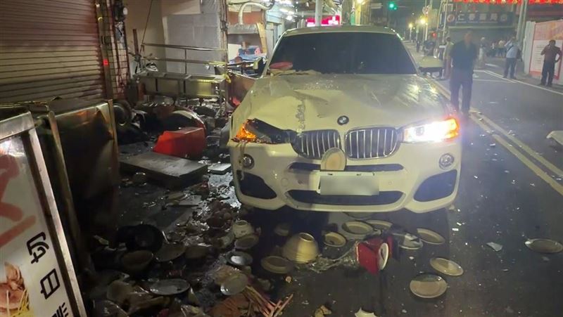 BMW失控猛撞知名鵝肉攤 女洗碗工遭撞傷