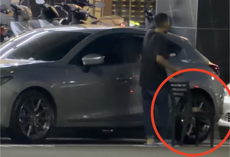 男子扛著鐵椅,對著路邊一輛自小客車一頓猛砸。(圖/翻攝畫面)