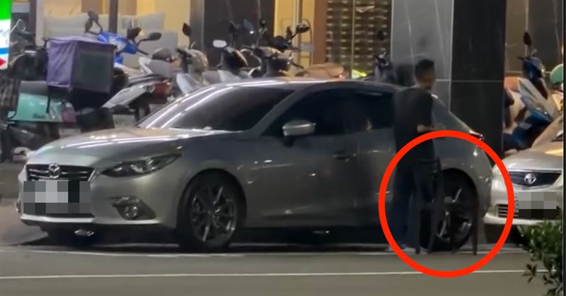 台中詭異男精神恍惚!持鐵椅狂砸路邊轎車