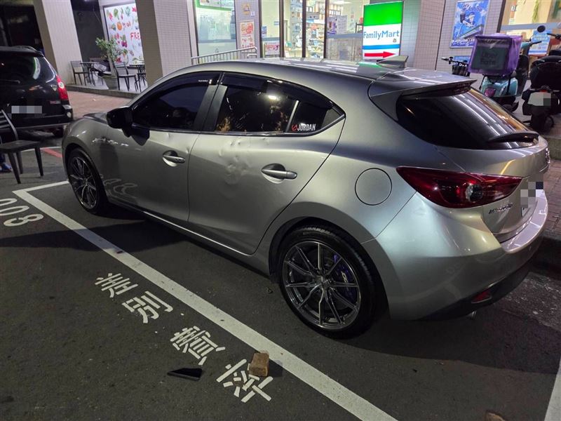 路邊車輛遭砸,造成車窗破裂、車身凹陷受損。(圖/翻攝畫面)