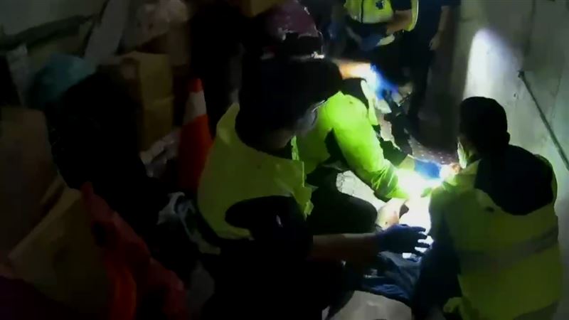 男子爬樓梯不慎跌落地下室造成雙腿骨折,就醫後發現腹腔內竟有3顆子彈。(圖/翻攝畫面)
