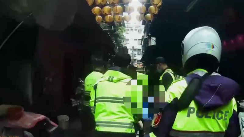 男子爬樓梯不慎跌落地下室造成雙腿骨折,就醫後發現腹腔內竟有3顆子彈。(圖/翻攝畫面)