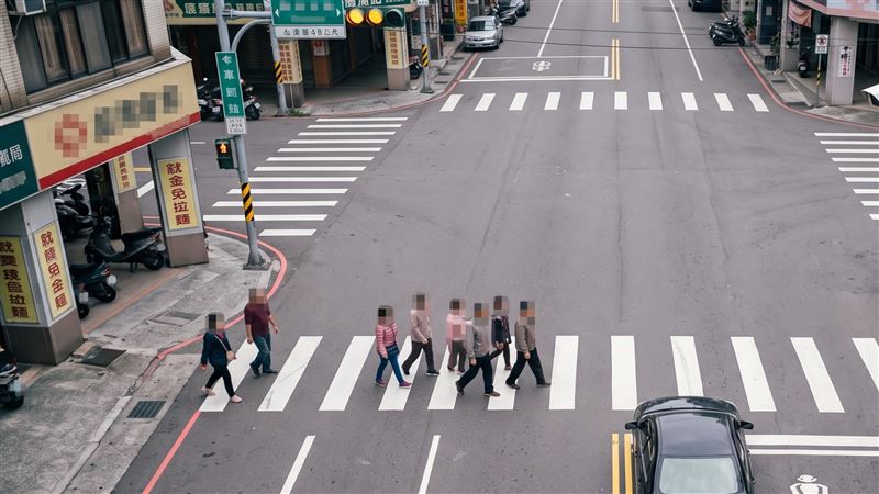 衝黃燈不讓行人遭罰…拿空拍圖求撤單吞敗