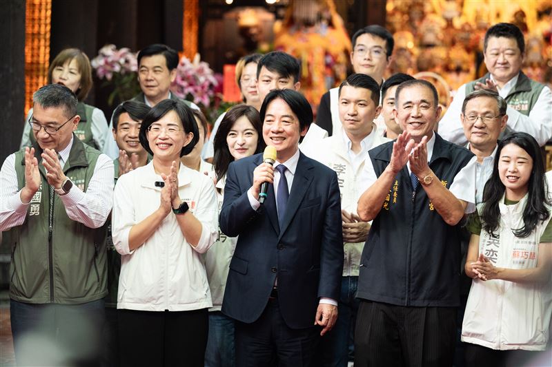 蘇巧慧與總統賴清德前往新莊慈祐宮參香祈福(圖/蘇巧慧競辦提供)