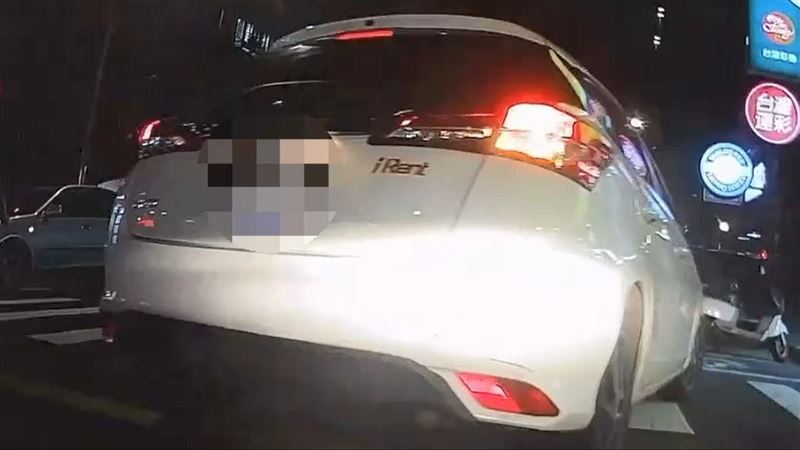 雙方飛車追逐約20分鐘,駕駛從浮洲橋往台65快速道路方向逃逸,導致警方攔檢未果。(圖/翻攝畫面)