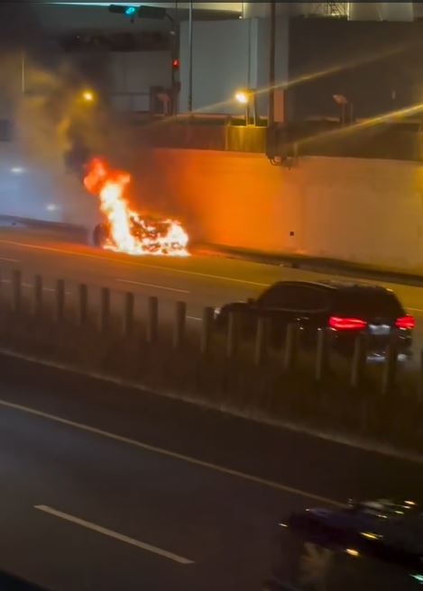 車主開車開到一半突然起火,烈焰瞬間吞噬整輛保時捷。(圖/翻攝自Threads @cc22356411)