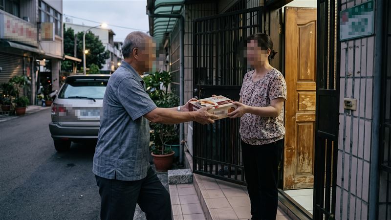 高雄市某里長候選人,將市價約300元的黑鮪魚鬆禮盒交付給選區內具有投票權的選民,涉嫌賄選情事。(示意圖/AI製圖)