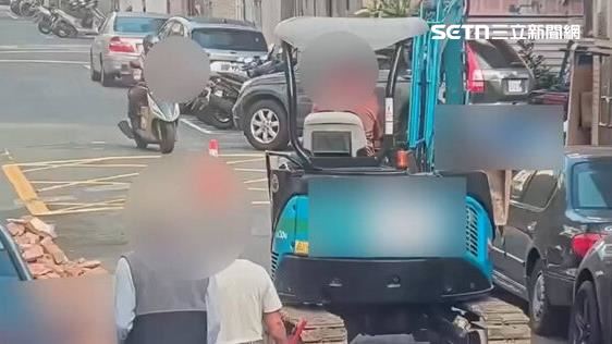 北市蔡男操作怪手敲壞路旁轎車,遂開來小貨車擺拍詐領保險金。(圖/翻攝畫面)
