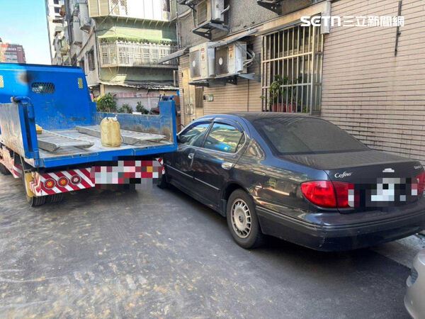 北市蔡男操作怪手敲壞路旁轎車,遂開來小貨車擺拍詐領保險金。(圖/翻攝畫面)