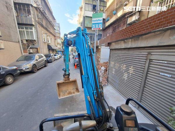 北市蔡男操作怪手敲壞路旁轎車,遂開來小貨車擺拍詐領保險金。(圖/翻攝畫面)