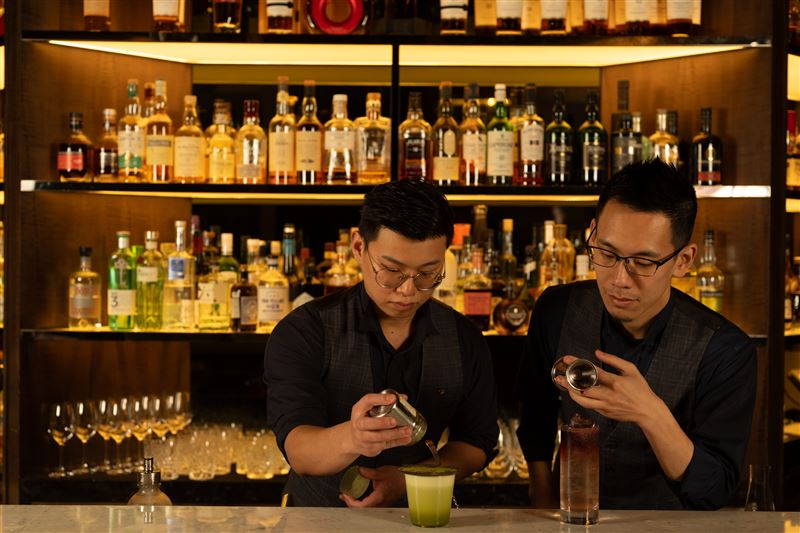 台南「MOONROCK」、首爾「ZEST」攜手台北文華東方酒店「M.O. Bar」,於 10 月 2 日共同呈現「THREE OF A KIND」一晚限定客座調酒盛會。以 Sismo Mezcal 為創作靈魂,悉心打造9款活動限定調酒,演繹「Reimagine」、「Remember」與「Revisit」的三重感官哲學,為賓客呈獻一場跨越城市的微醺風味探索。(圖/業者提供)
