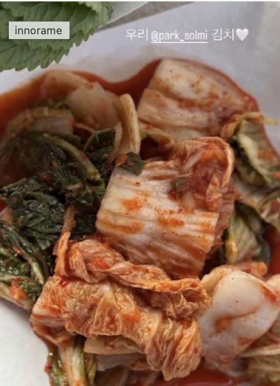 宋慧喬親自開箱好友創立的泡菜品牌，大力宣傳應援。（圖／翻攝自IG @kyo1122）