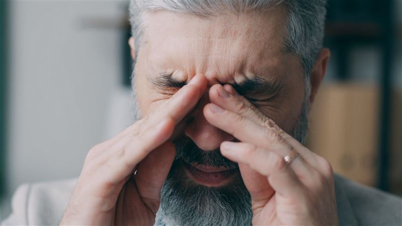眼睛刺癢時若經常用力揉眼恐損傷角膜。（示意圖／Pexels）