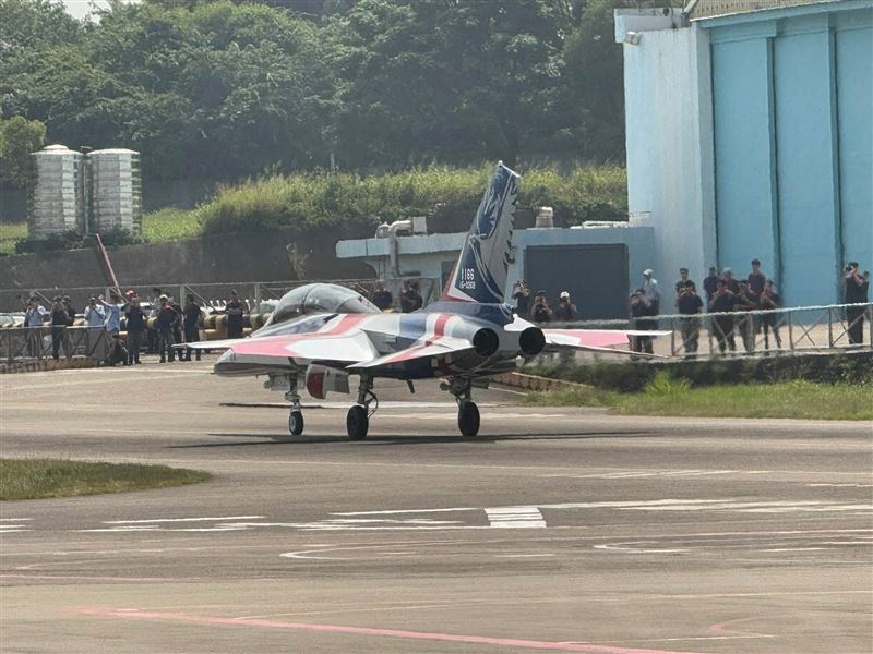 漢翔今完成66架勇鷹高教機全數交機,董事長曹進平領軍飛交,正式交棒全壽期後勤;總經理莊秀美則看好後續逾300億元維修大餅,並同步搶攻無人機與民航機全球產能缺口商機。(圖/記者師瑞德攝影)
